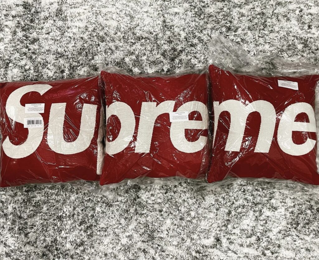 Supremeのクッションめちゃくちゃ高い！コラボ元の「Jules Pansu